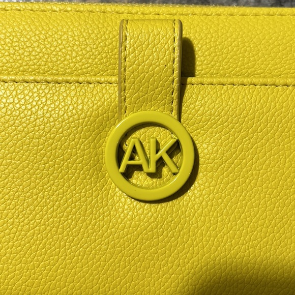NWT Anne Klein Slim Zip Wallet, AK Coated Hardware & Detachable Wristlet in Lime - Picture 3 of 9